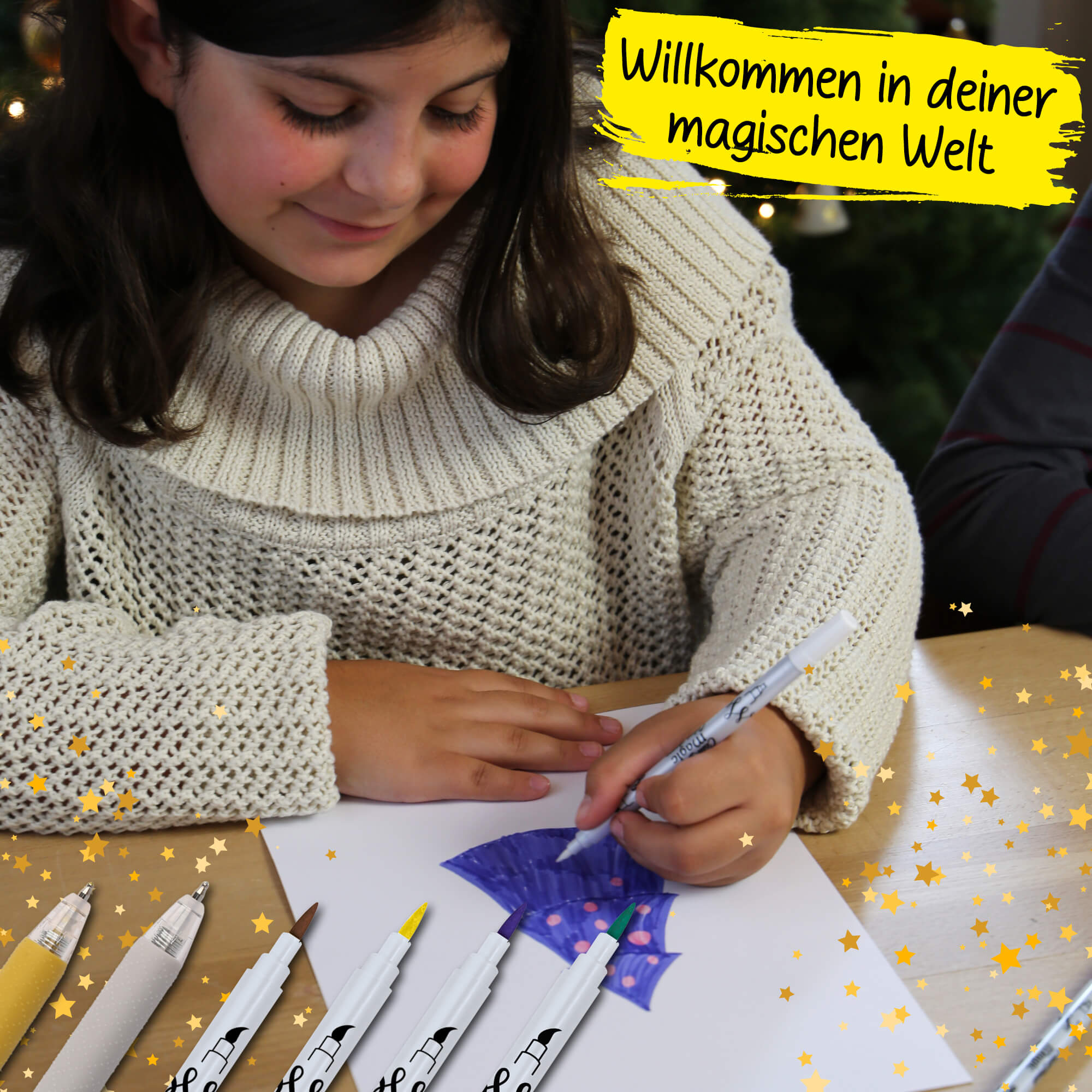 Mädchen zeichnet mit einemn Stift einen Tannenbaum