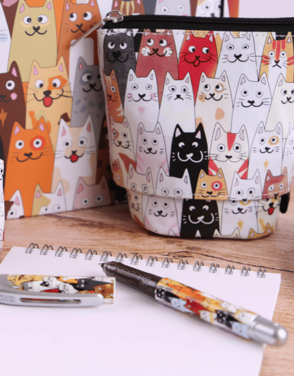 Fluffy Cats Fluffy Cats Stift liegt auf Papier, dahinter Federmäppchen in Katzen-Design
