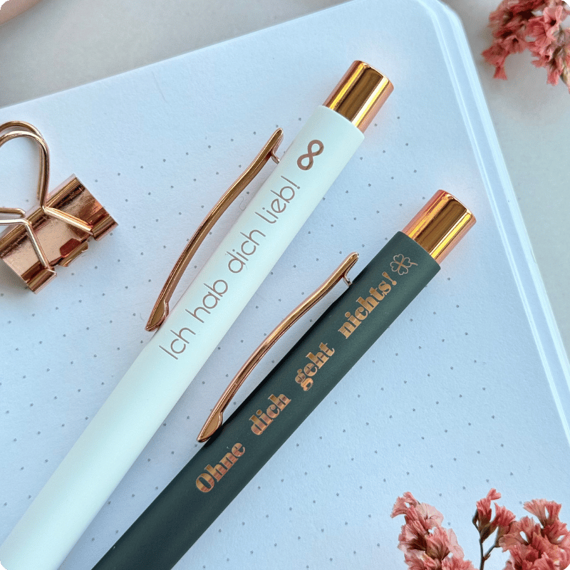 Zwei Kugelschreiber mit Gravurtext