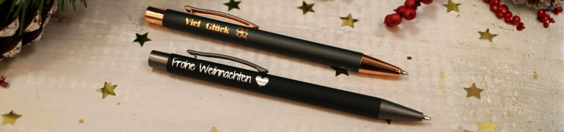 Zwei Kugelschreiber Soft Metal mit weihnachtlicher Gravur